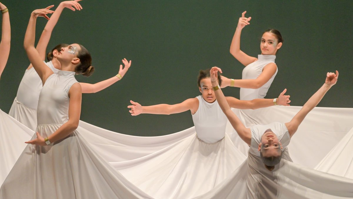 Las bailarinas de primero de ESO durante su actuación en Burgos. - CEDIDA