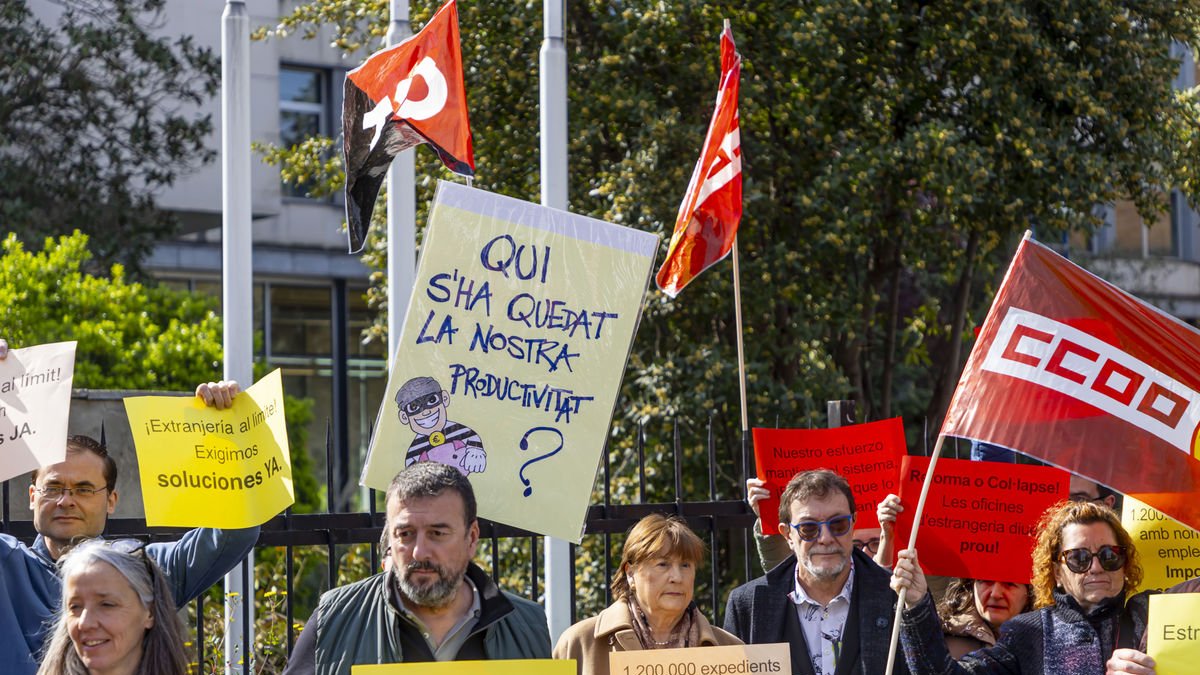Trabajadores de la oficina de extranjería en Lleida y representantes sindicales, ayer en la protesta. - JORDI ECHEVARRIA
