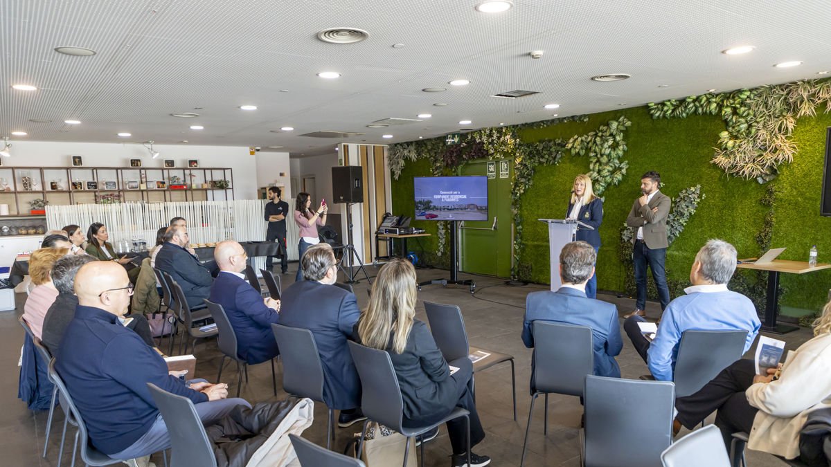 Una veintena de representantes de empresas asistieron ayer a la reunión en el restaurante Davall. - JORDI ECHEVARRIA