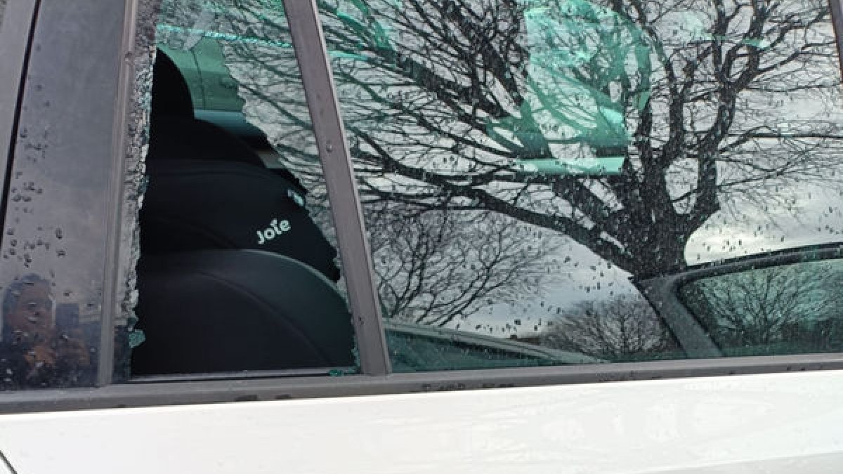 Imatge d'un vehicle amb llunes trencades.
