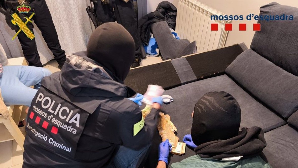 Investigadores de los Mossos y la Guardia Civil, ayer en uno de los registros. - SEGRE