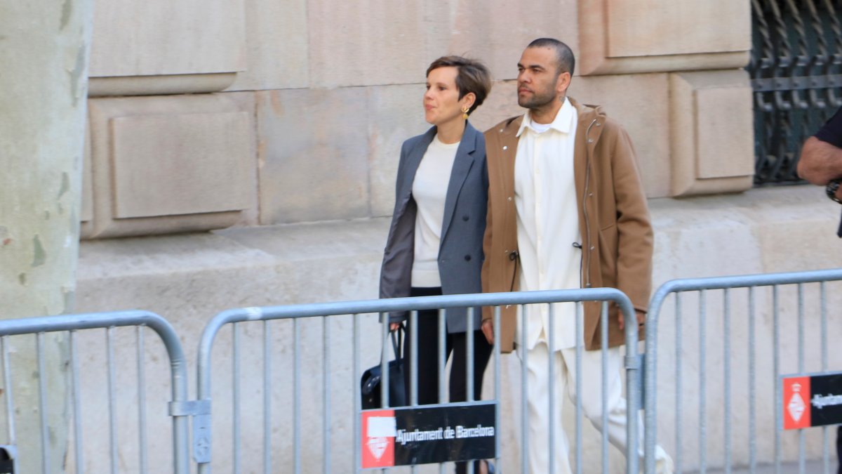 Dani Alves con su abogada, Inés Guardiola.