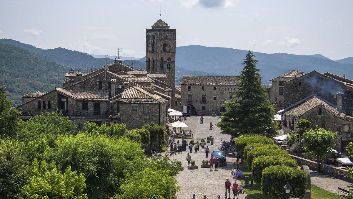 Aínsa, en Huesca, uno de los destinos mencionados por Airbnb como tendencia.