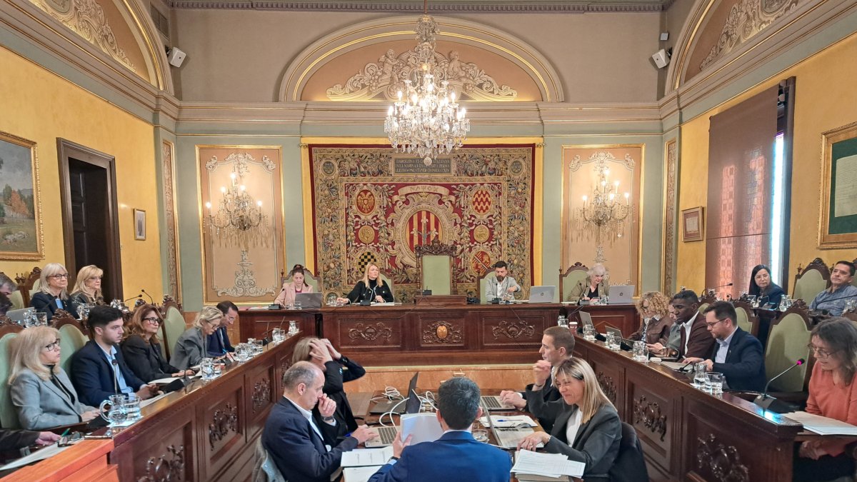 El ple s’ha celebrat sense l’alcalde, Fèlix Larrosa, que no hi ha pogut assistir per prescripció mèdica.