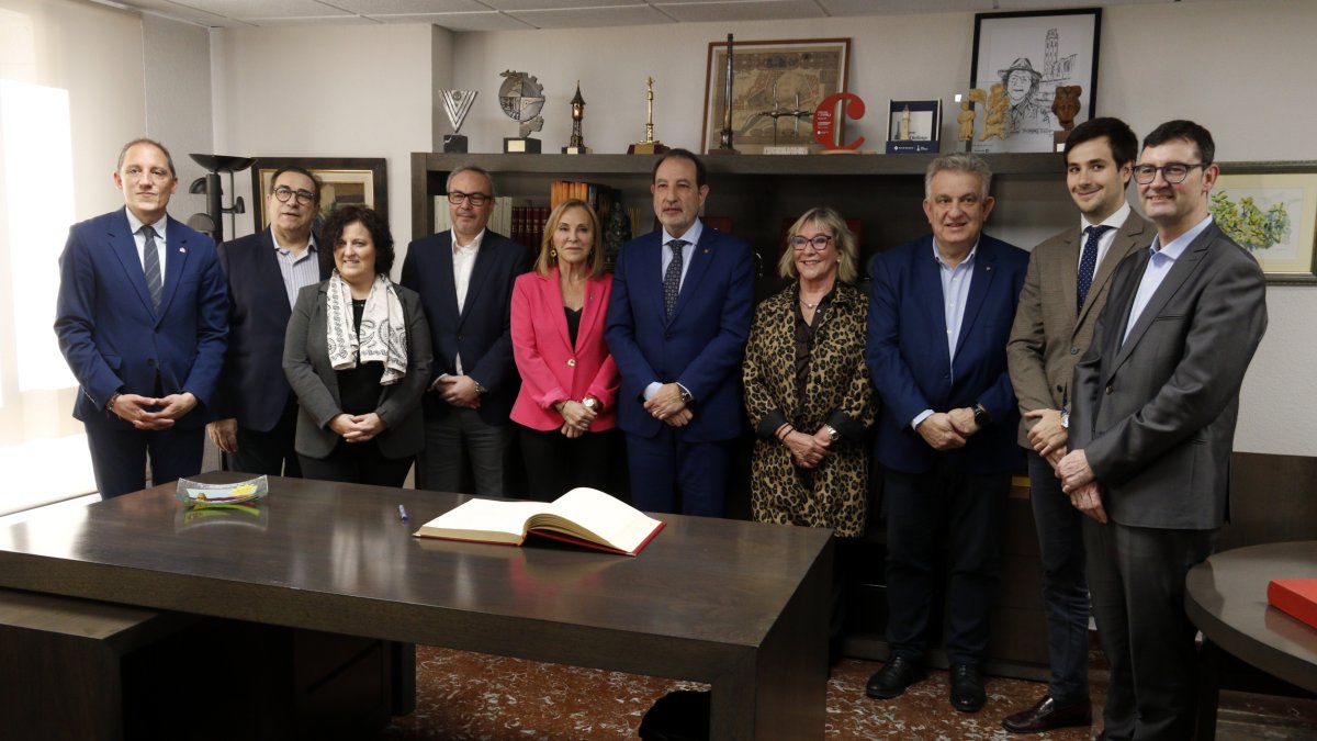 El conseller de Justícia, Ramon Espadaler, amb membres del Tribunal Arbitral de Lleida i altres representants institucionals.