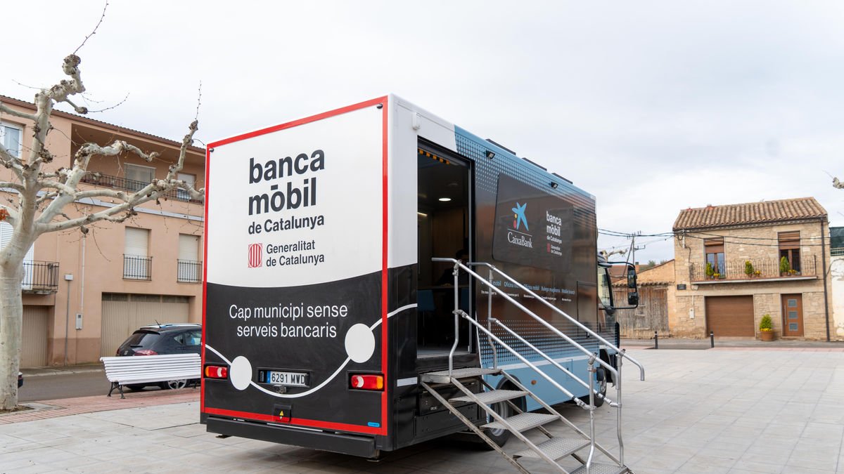 Imagen de la banca móvil en un municipio de Lleida. - PAU PASCUAL