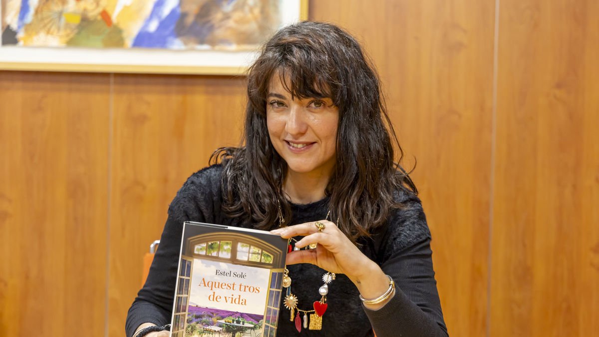 L’escriptora, actriu i dramaturga Estel Solé va visitar ahir SEGRE. - JORDI ECHEVARRIA
