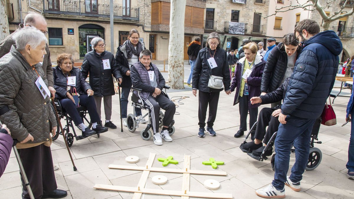 Participantes ayer en uno de los juegos instalados en la plaza Major de Verdú. - LAIA PEDRÓS