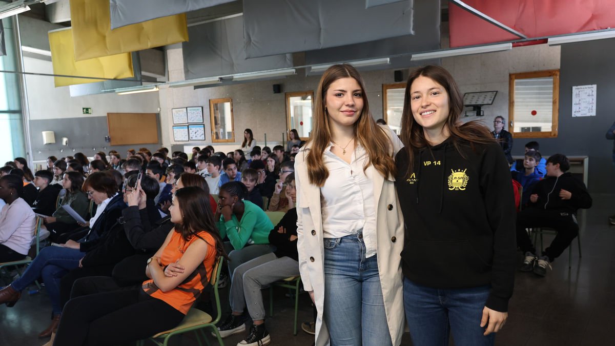 Èrika Sellart y Victòria Porta, ayer durante la charla en el instituto La Serra, de Mollerussa. - J.G.