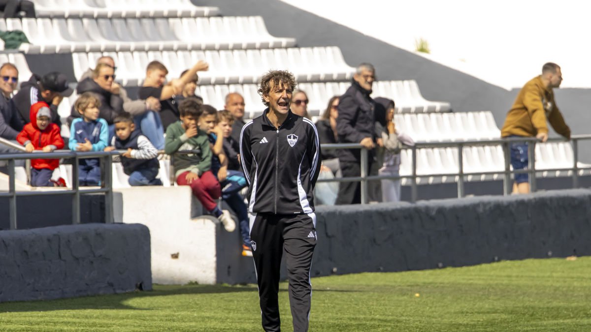 Idiakez, dando indicaciones desde el banquillo en el último partido. - JORDI ECHEVARRIA