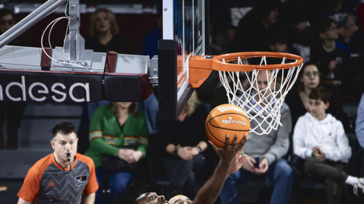 Batemon, en una acción del último partido, ante el Joventut. - ACB PHOTO - POL PUERTAS