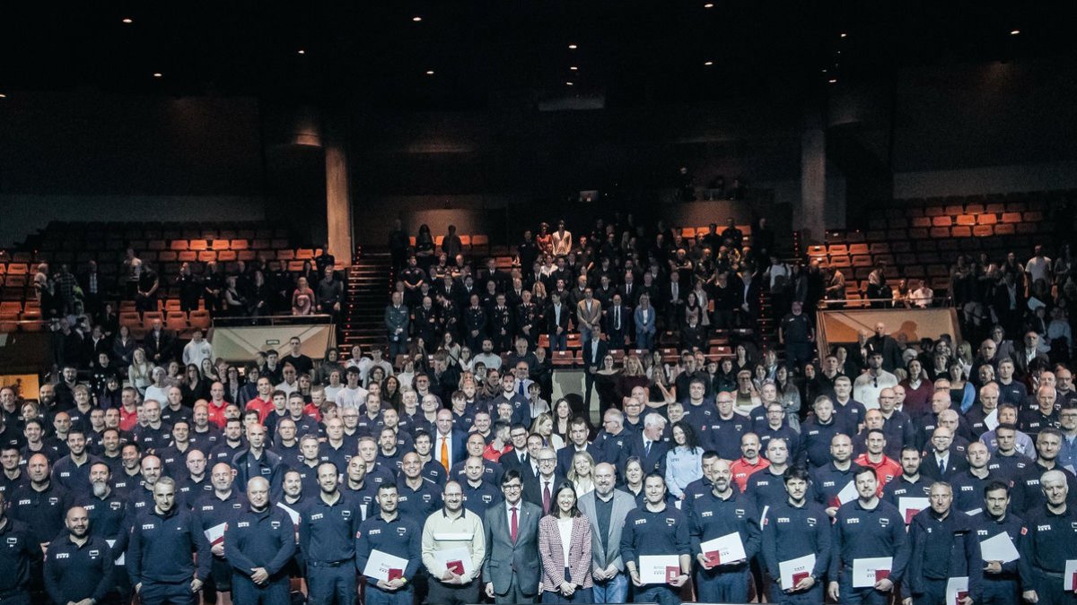Fotografía de grupo de las autoridades con los bomberos homenajeados en Olesa de Montserrat. - GENERALITAT