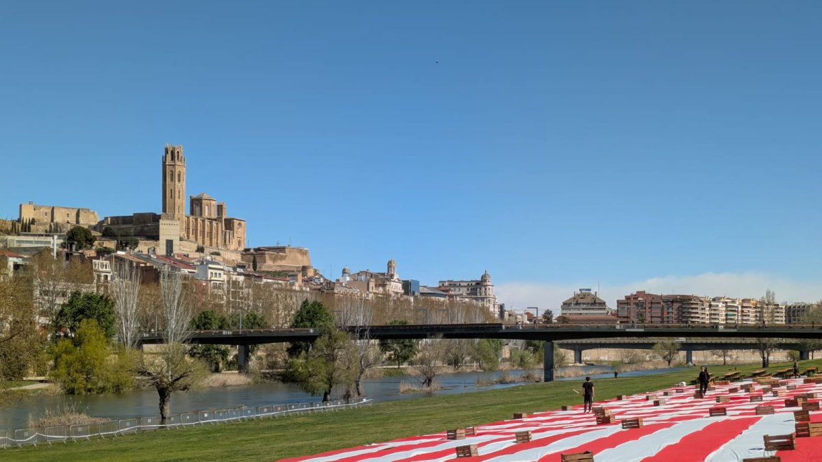 Preparativos para el pícnic de hoy junto al río Segre para promover los productos de l’Horta.