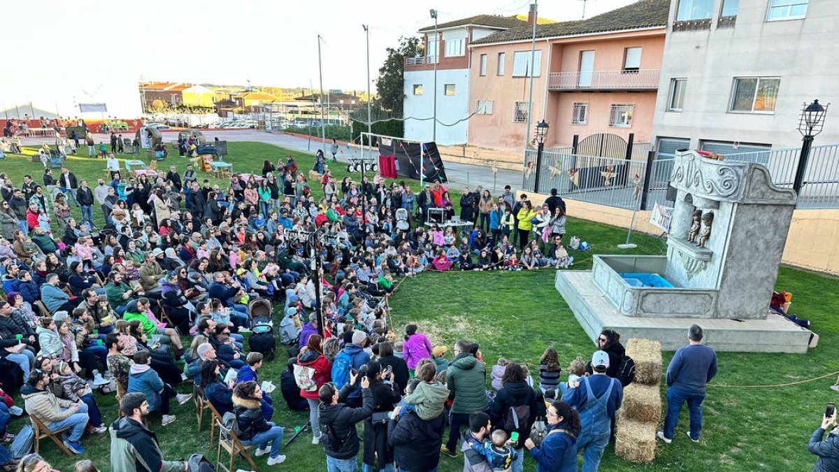 El camp de futbol de Gerb va concentrar els diferents espectacles del festival. - AJUNTAMENT OS DE BALAGUER