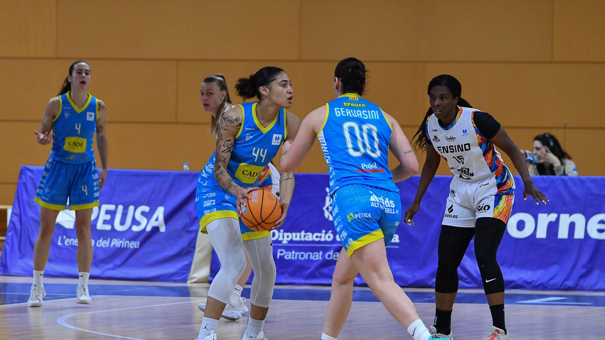 Seehia Ridard es disposa a passar la pilota a Ainhoa Gervasini. - AGUSTÍ PEÑA