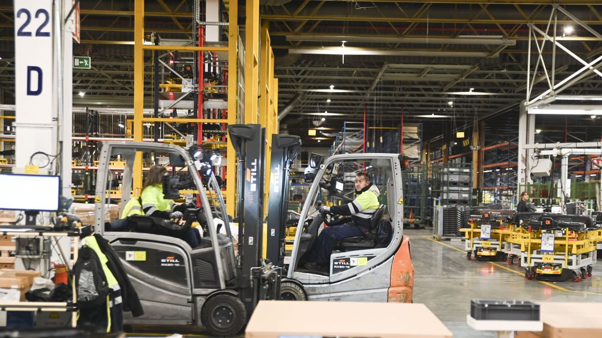 Los trabajadores de la industria son los que firmaron más contratos por persona en 2024 en Catalunya. - RAMÓN COMET - EUROPA PRESS