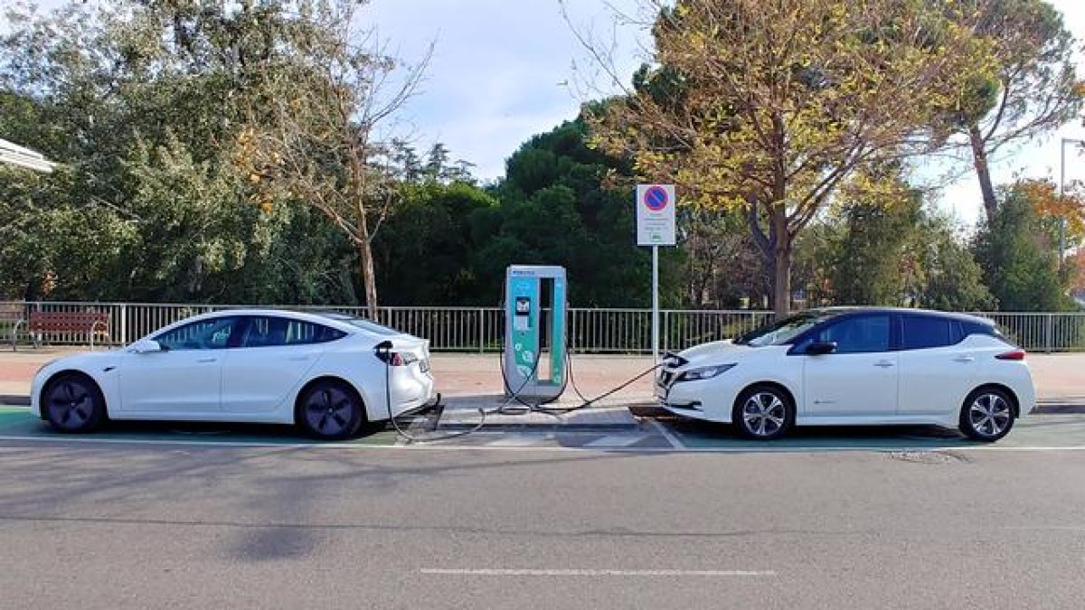 El Ayuntamiento de Lleida pone en funcionamiento, a partir del 1 de abril, la aplicación del nuevo reglamento de uso de la red pública de estaciones de recarga de vehículos eléctricos en Lleida (archivo)