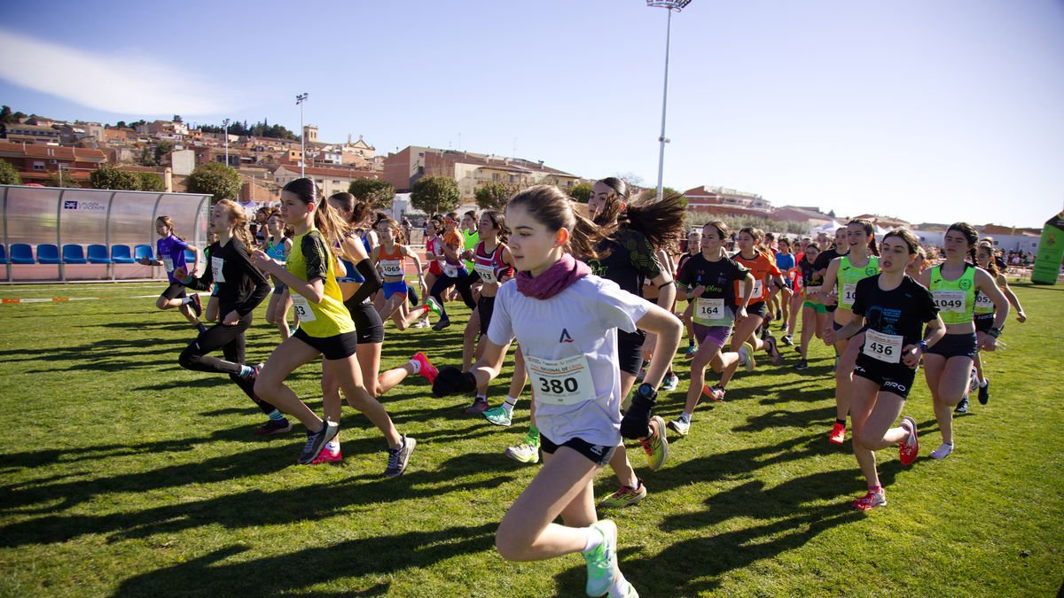 Una de les sortides d’una de les proves femenines de la Final Nacional de Catalunya de cros celebrada ahir a Arbeca. - ALBERT GONZÁLEZ/UCEC