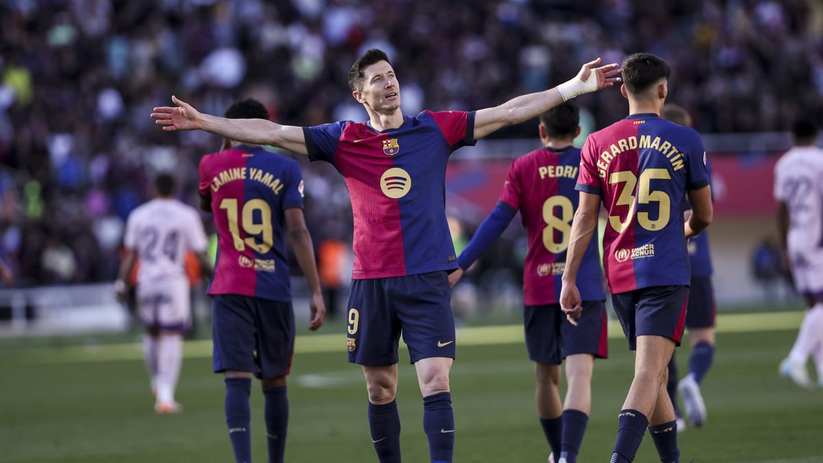 Robert Lewandowski celebra mirant cap a la grada un dels dos gols que va firmar ahir en la golejada del Barça sobre el Girona, que el manté al capdavant de la classificació en solitari. - EFE