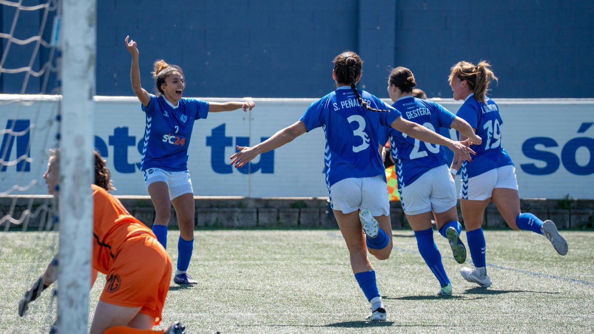Les jugadores lleidatanes s’uneixen a la celebració d’Inés, després que aquesta sentenciés amb el 2-0. - PAU PASCUAL PRAT