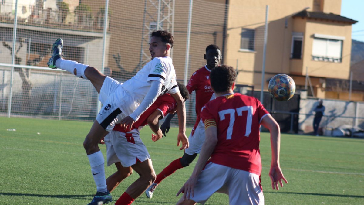 L’Artesa i el Balaguer van mantenir un intens duel durant els noranta minuts. - JOAN BOVÉ