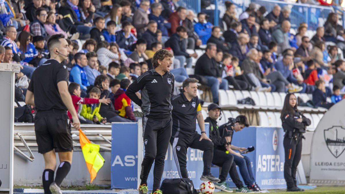 Iñigo Idiakez, donant indicacions des de l’àrea tècnica, ahir durant el partit. - JORDI ECHEVARRIA