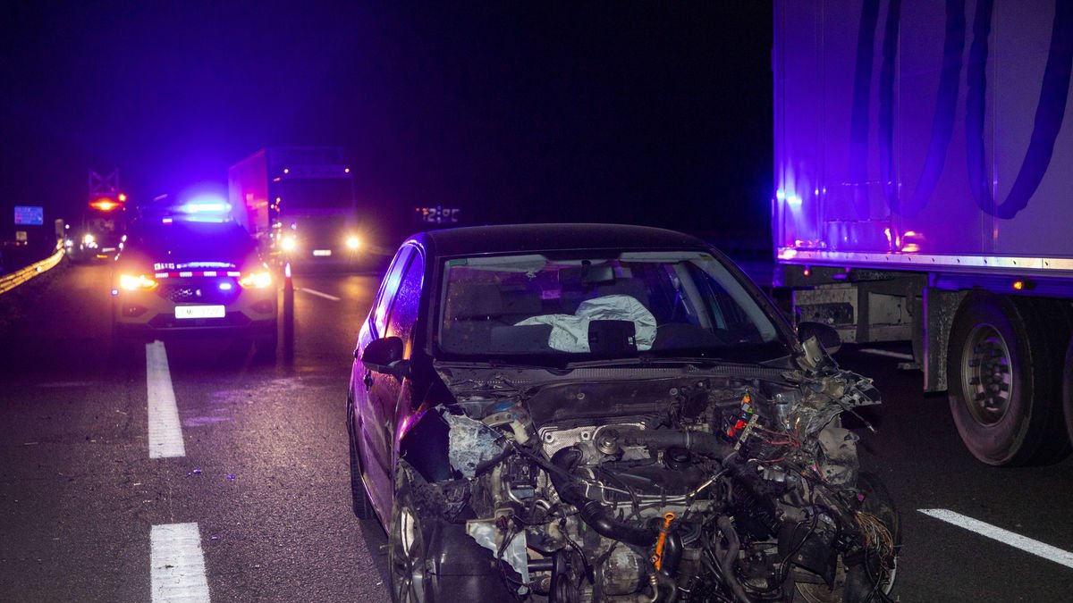 Vista del vehicle accidentat ahir a l’autovia A-2 a Bell-lloc d’Urgell. - GERARD HOYAS