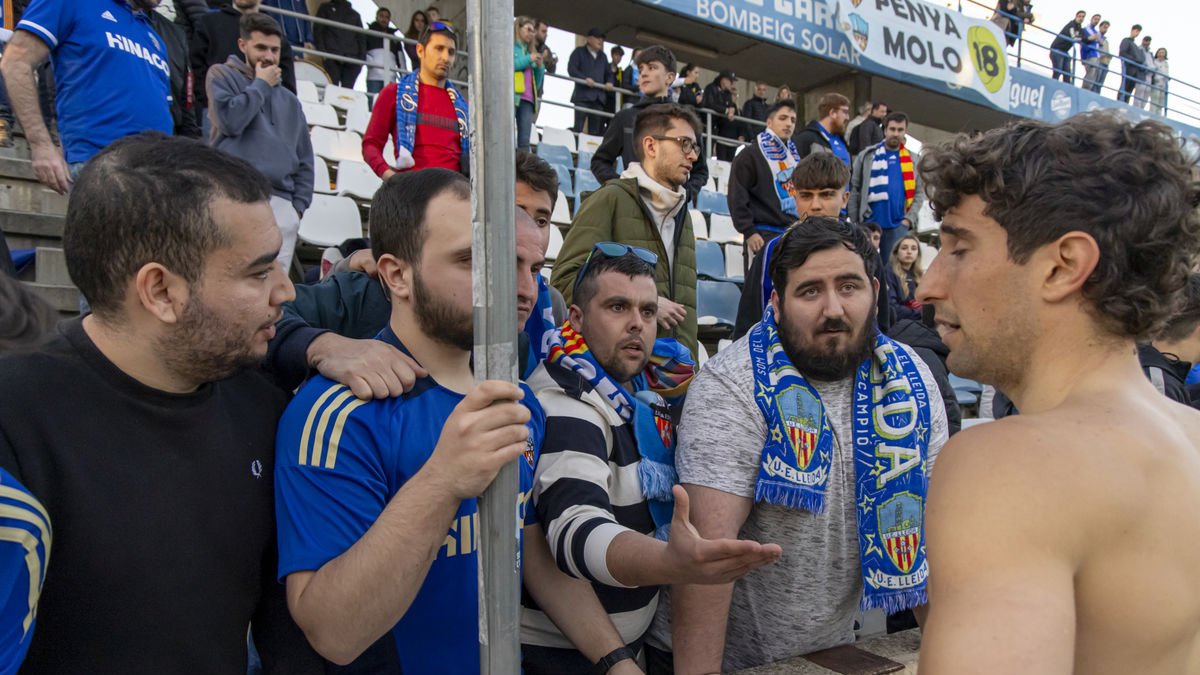 Joan Campins dona explicacions a alguns aficionats del Gol Nord després del partit, que va finalitzar amb una altra frustrant derrota. - JORDI ECHEVARRIA