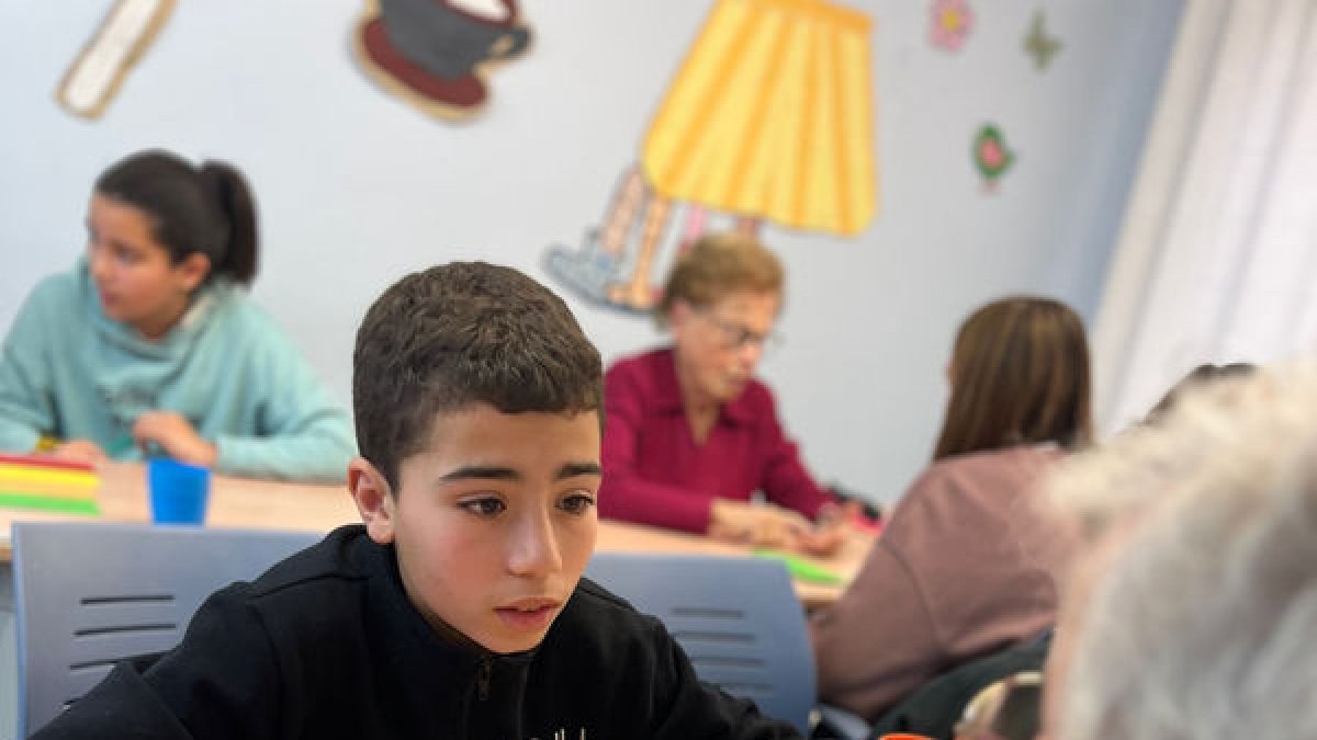 Encuentro entre alumnos y usuarios para conseguir recuerdos. - ESCOLA PIA TÀRREGA