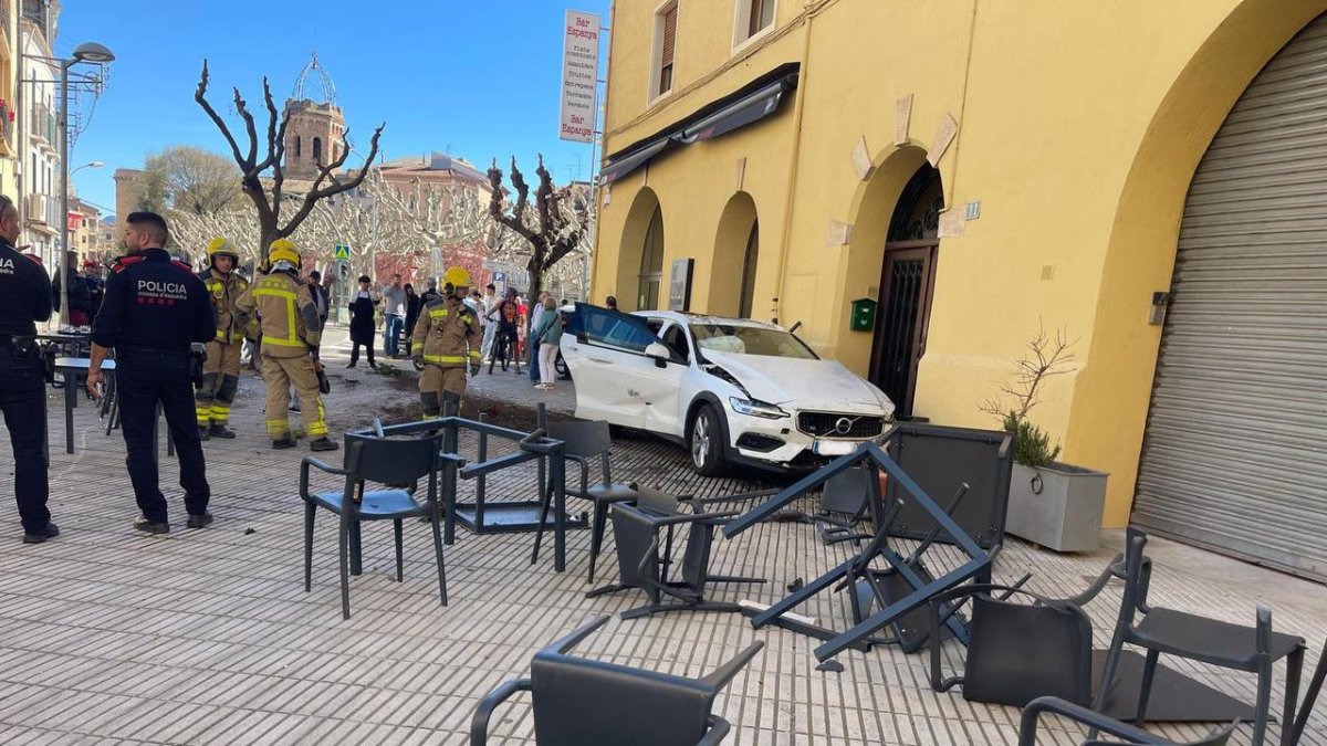 El turisme va xocar contra les cadires i les taules.
