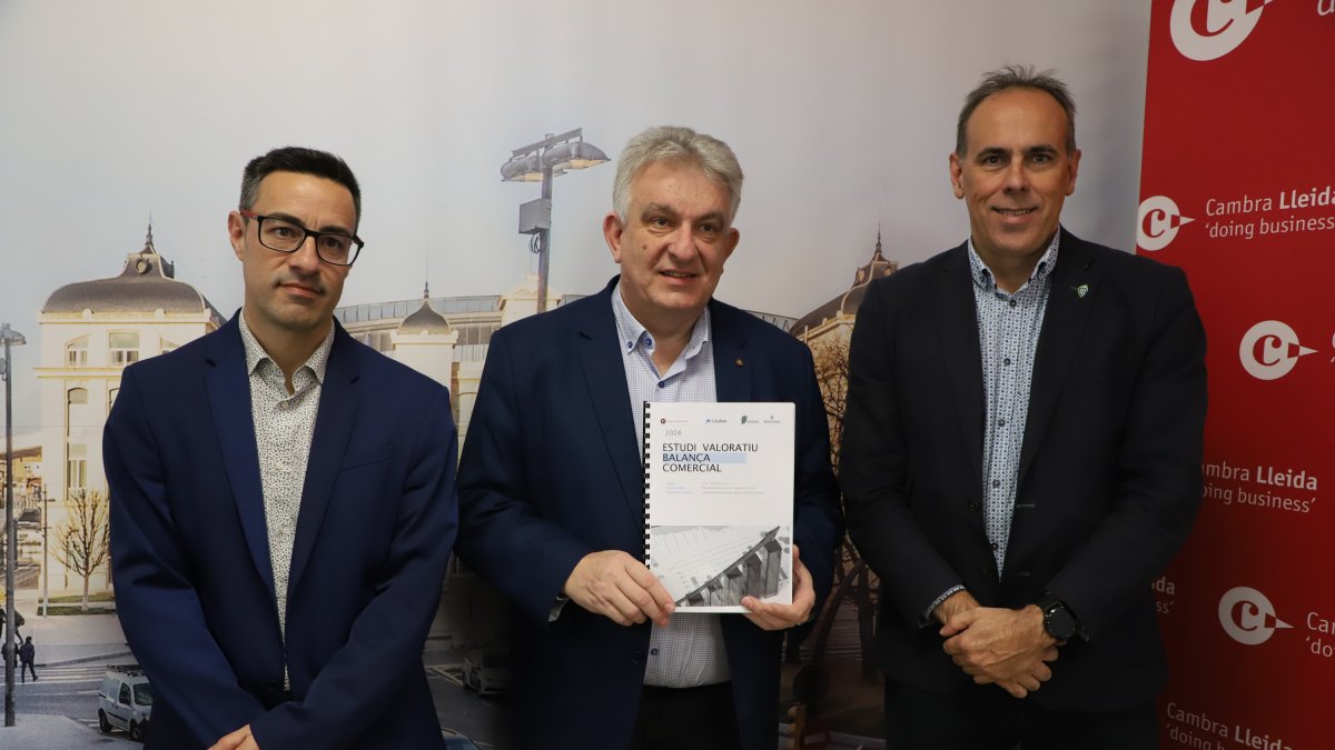 El president de la Cambra de Comerç de Lleida, Jaume Saltó (centre), amb Ramon Boixadera, director del Patronat de Promoció Econòmica de la Diputació de Lleida (dreta) i Jordi Quejido, tècnic en comerç exterior de la Cambra de Comerç de Lleida (esquerra).