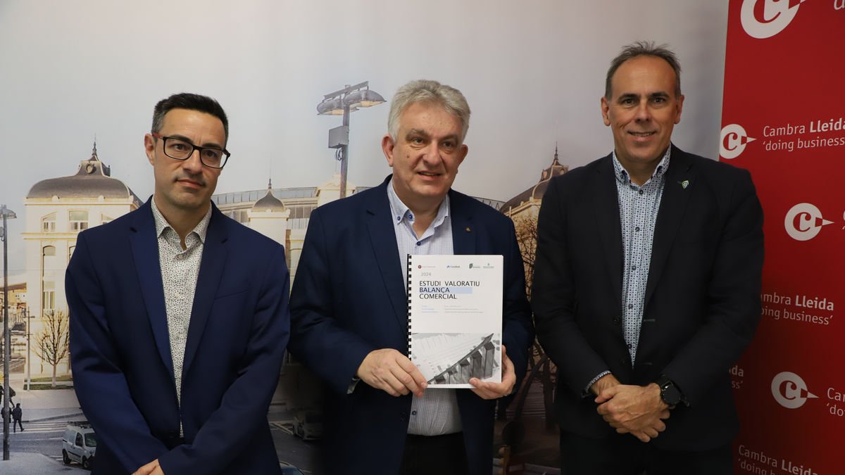 Jaume Saltó, sosteniendo el informe, junto a Ramon Boixadera y Jordi Quejido. - MAGDALENA ALTISENT