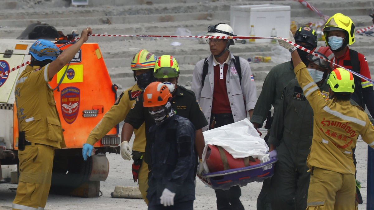 Rescatistas llevan el cuerpo de una víctima recuperado entre los escombros de un edificio en Bangkok. - EFE/EPA/NARONG SANGNAK