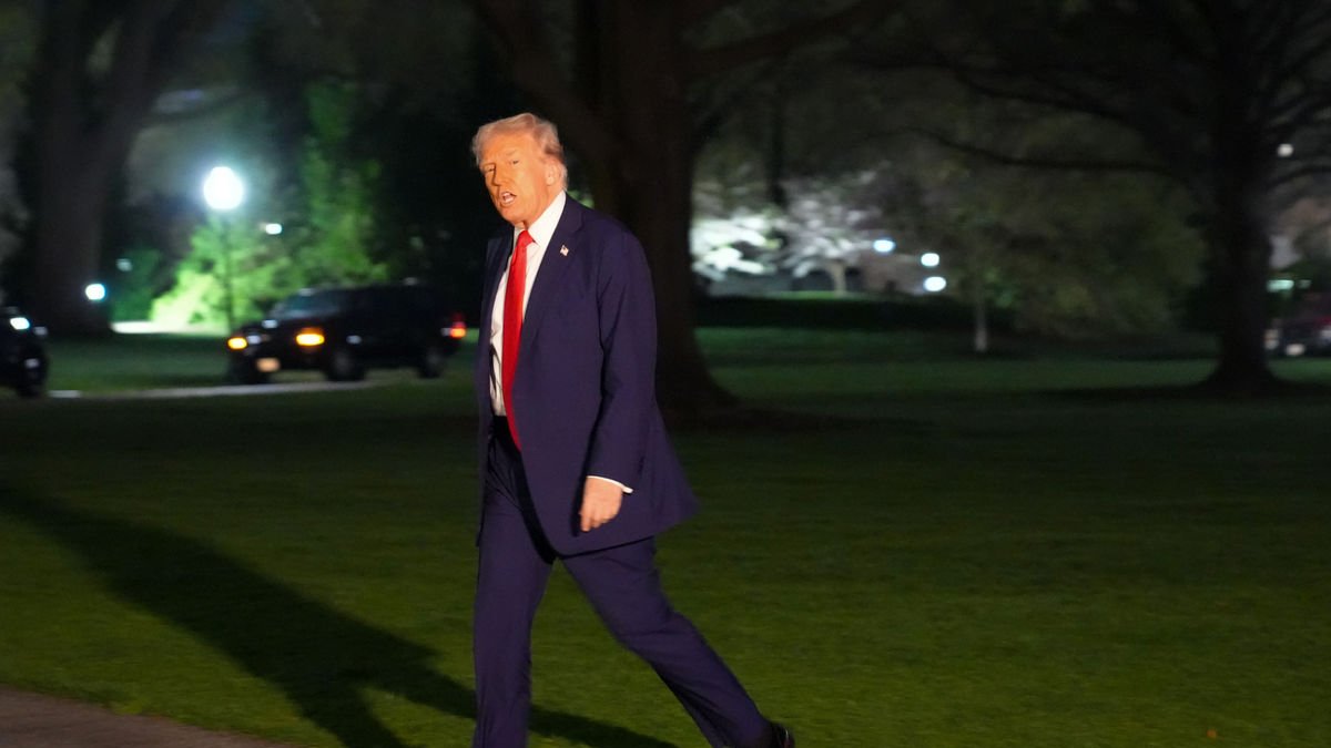 El presidente de Estados Unidos, Donald Trump, a su llegada el domingo a la Casa Blanca. - EUROPA PRESS / CONTACTO / ANDREW LEYDEN