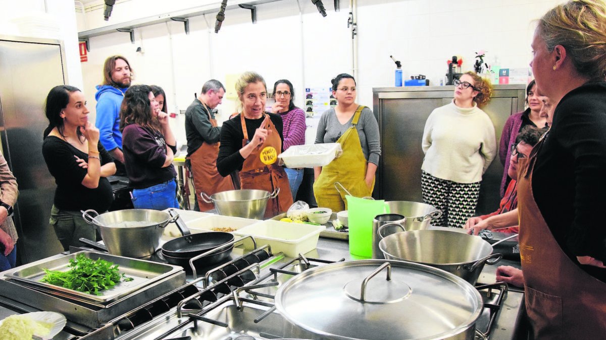 La cocinera Ada Parellada explicó a las familias algunas recetas para elaborar un menú equilibrado. - C.SANS