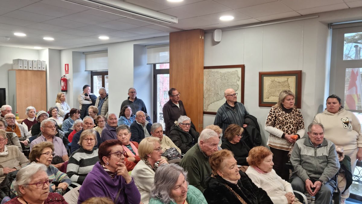 Numerosos vecinos asistieron al anuncio del proyecto. - CONSELL COMARCAL CERDANYA