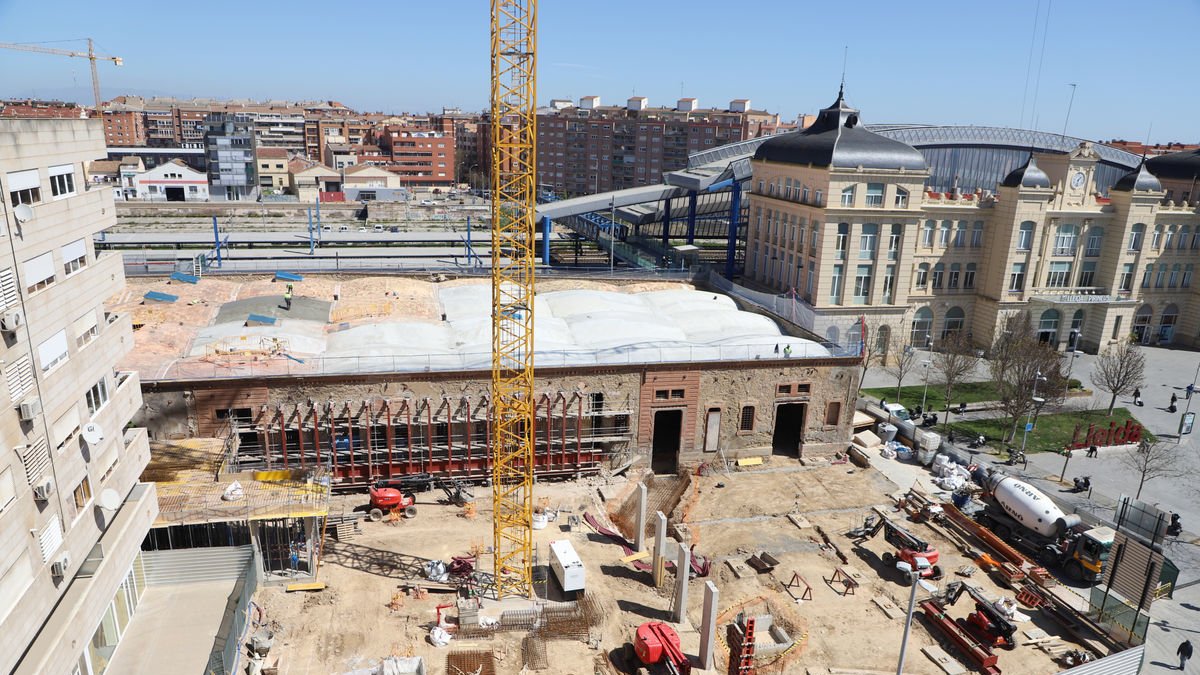 Vista de las obras de la nueva estación donde se ve la nueva capa blanca de la cubierta de los Docs. - MAGDALENA ALTISENT