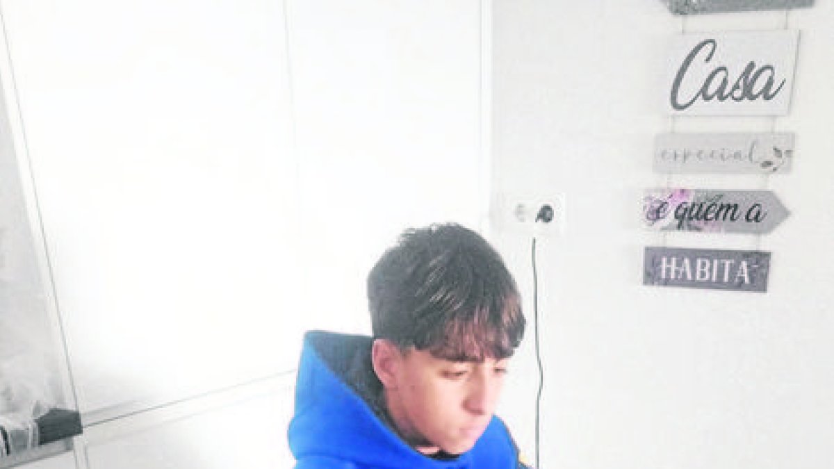 L’Aleix, fent els deures ahir a l’apartament de Portimao.