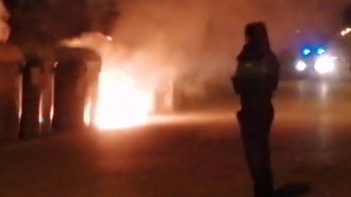 Cremen contenidors al carrer Hostal de la Bordeta de Lleida