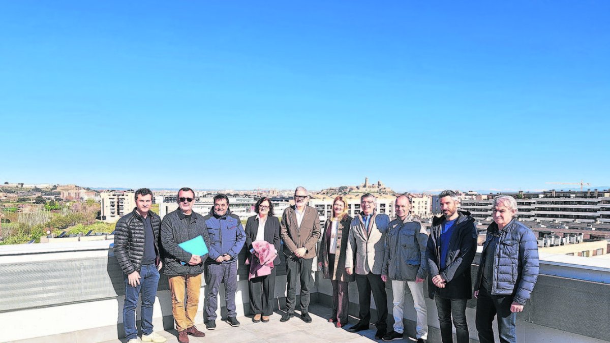 Representantes de Paeria y Volumetric en el nuevo bloque de pisos. - SCD