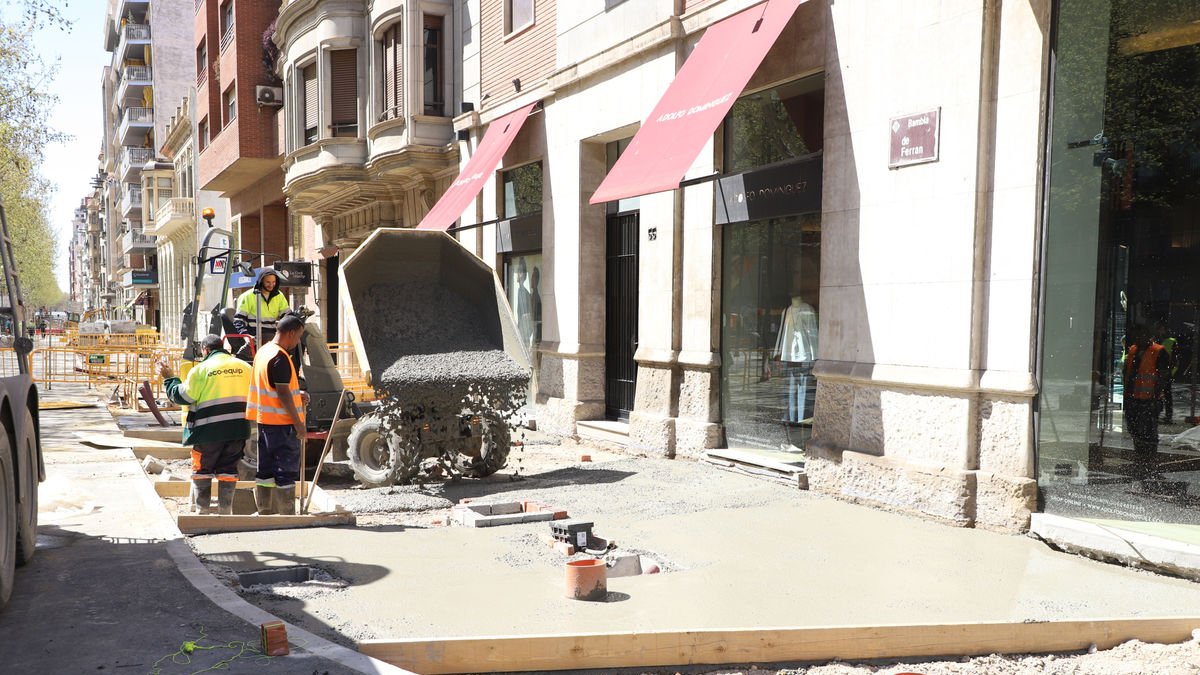 Operarios tirando hormigón a la nueva acera de Ferran del lado del Eix, que será de 5 metros de ancho. - MAGDALENA ALTISENT