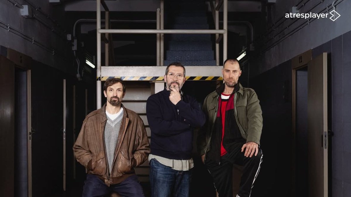 Carles Porta, entre los dos protagonistas de la serie ‘33 días’. - ATRESMEDIA