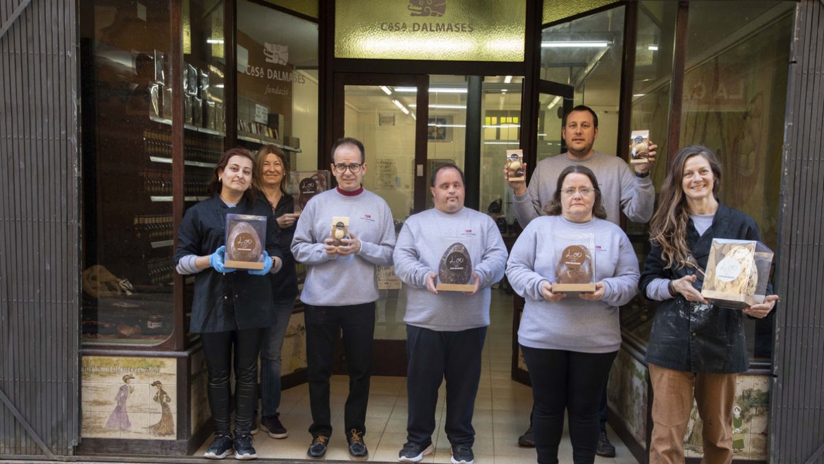 Trabajadores y responsables de la Fundació Casa Dalmases, ayer con los nuevos huevos de Pascua. - C. MARSIÑACH