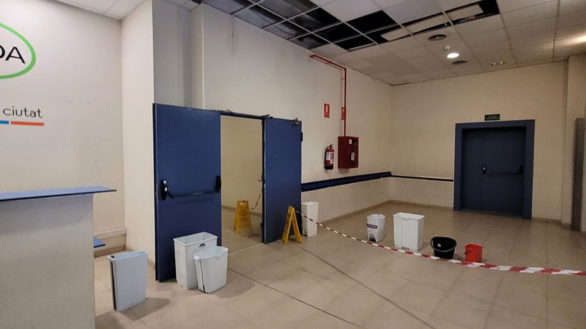 Así estaba el vestíbulo del pabellón por culpa de las filtraciones.
