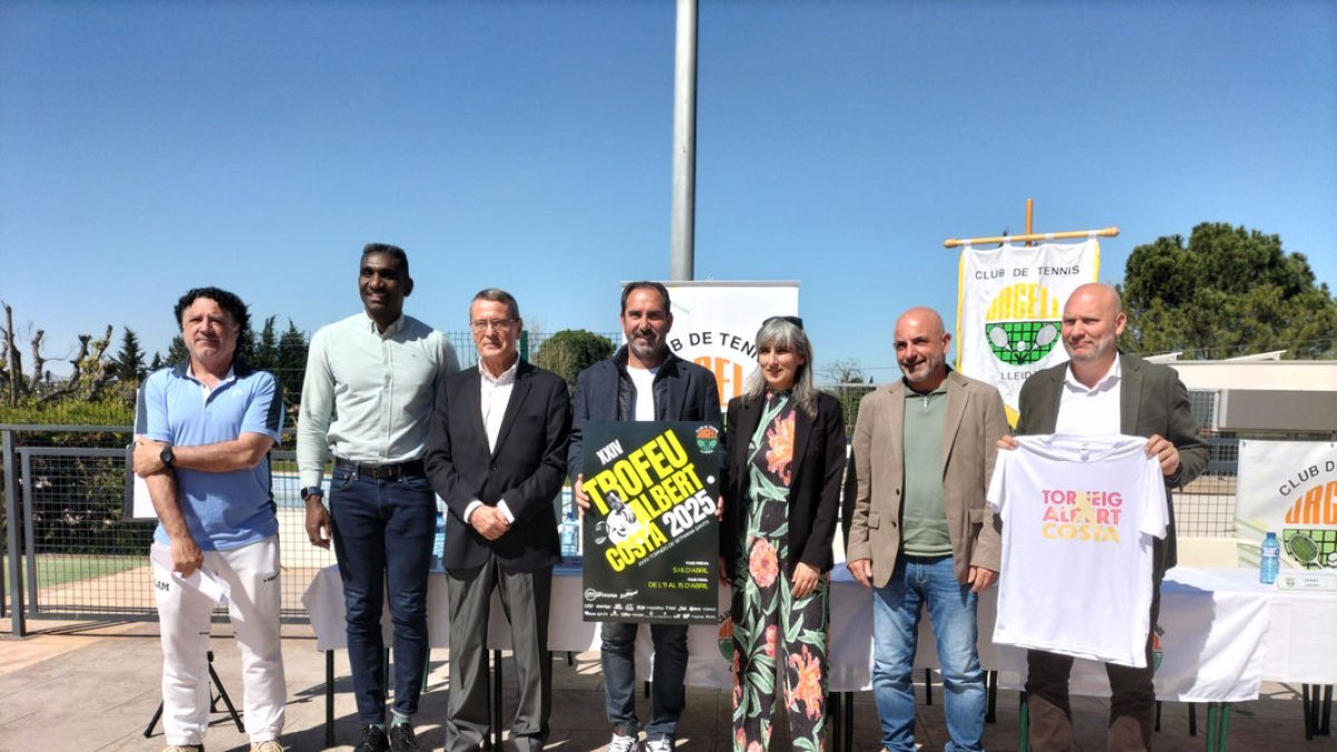 Autoridades y representantes del club durante la presentación del torneo en el CT Urgell.