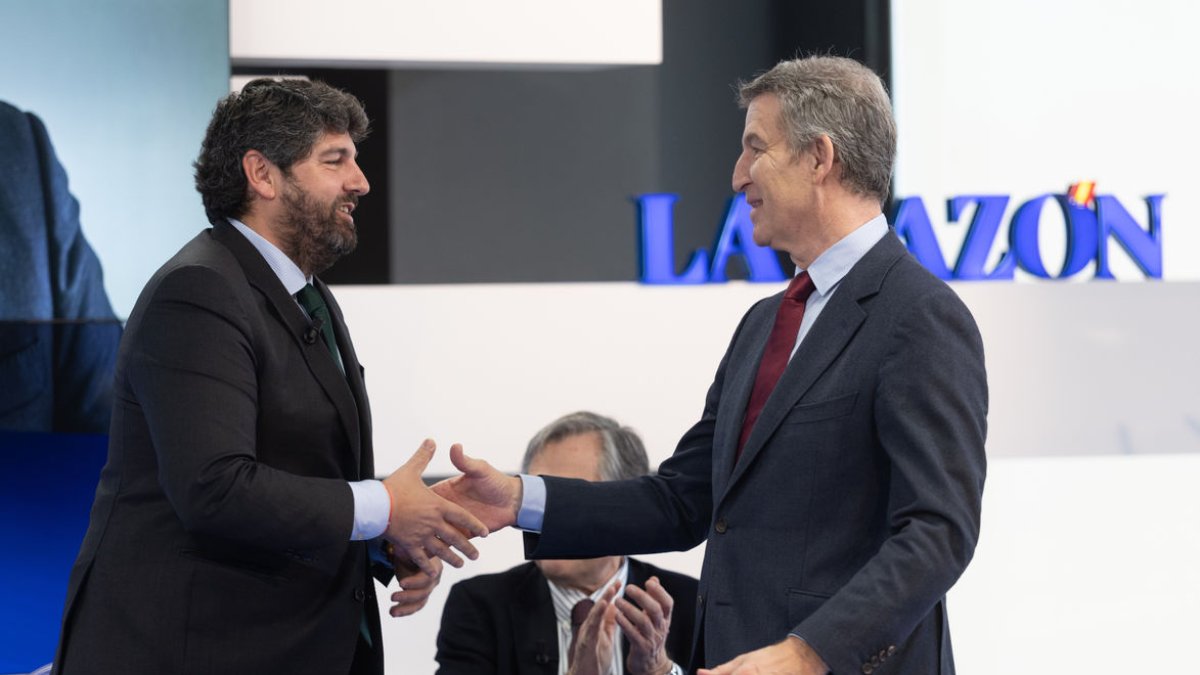 Feijóo saludando al presidente murciano, Fernando López Miras. - EUROPA PRESS