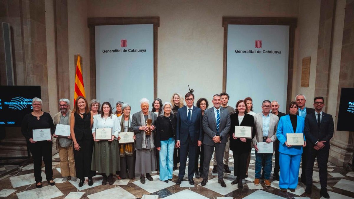 Esther Girabet (la quinta por la izquierda), en la entrega de los premios en el Palau de la Generalitat. - ARNAU CARBONELL