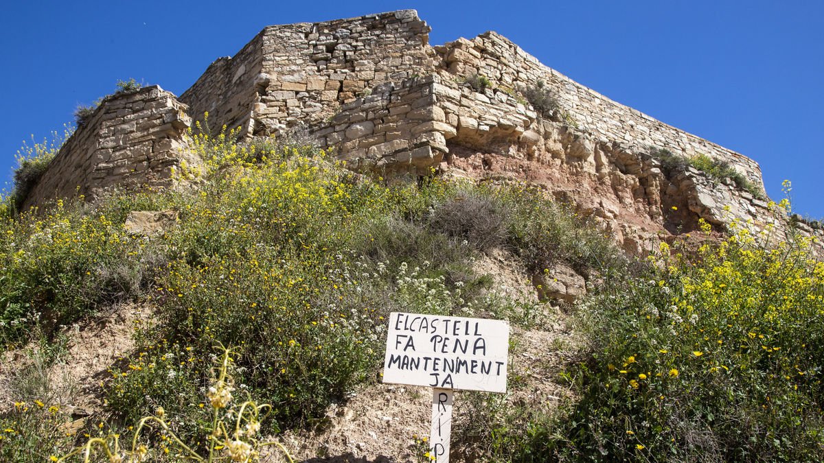 Uno de los carteles con el castillo en el fondo. - LAIA PEDRÓS