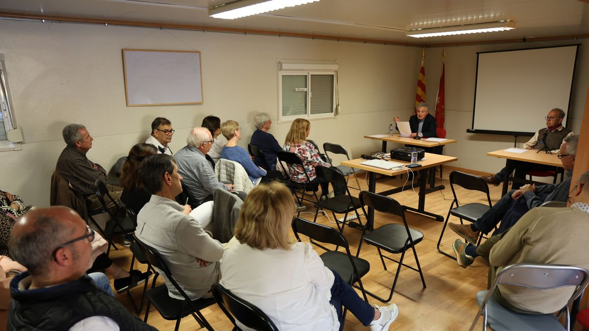 La asamblea vecinal de Ciutat Jardí celebrada ayer. - AMADO FORROLLA