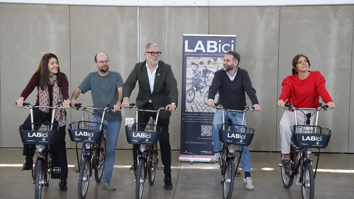 Larrosa, Morón i Blanco van provar les bicicletes al Mercat del Pla i pels carrers del Barri Antic. - MAGDALENA ALTISENT